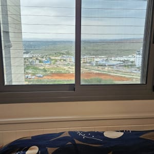 חלון אלומיניום עם נוף חיצוני