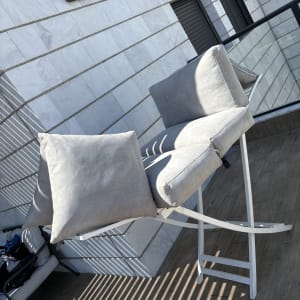 כריות ספה על מתקן ייבוש במרפסת