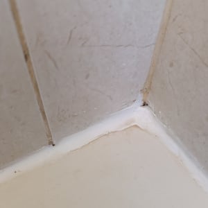 פינת קיר עם איטום סיליקון