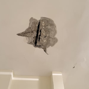 תקרה עם חור ותשתית בטון חשופה