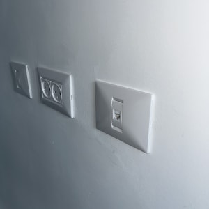 שקע רשת על קיר לבן