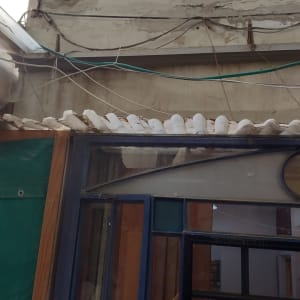 קיר חיצוני עם סדקים וחוטי חשמל גלויים
