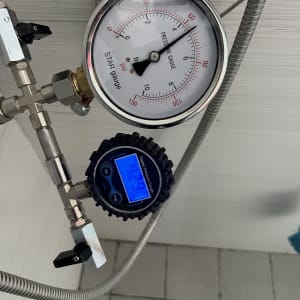 מד לחץ מכני ודיגיטלי על צינור מתכת