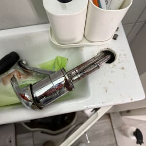 ברז מפורק על כיור עם כלים סניטריים