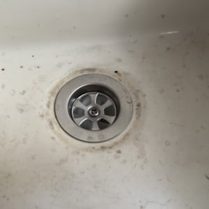 כיור עם ניקוז מתכת ומסננת עגולה