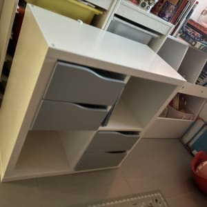 ארון עם מגירות בחדר ילדים