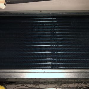 סליל מתכת של מזגן עם צינורות חשופים