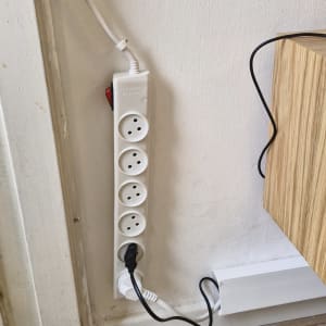 שקע חשמל עם כבלים מחוברים לקיר