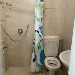 מקלחת עם וילון, שירותים וכיור