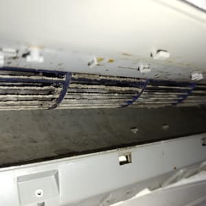 מאוורר מזגן מלוכלך עם אבק ולכלוך