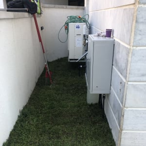 צינור מים, דשא, מגרפה, שקי אדמה