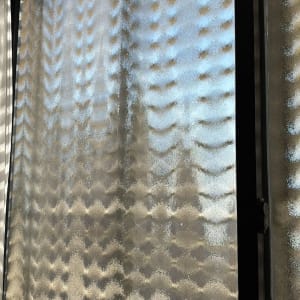 זכוכית עם דוגמה גלי על חלון