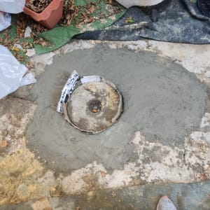 תיקון בטון עם תבנית עגולה על הקרקע