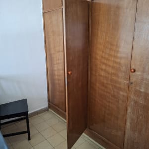 ארון עץ פתוח עם דלת פתוחה בחדר