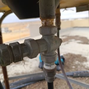 צנרת מתכת מחוברת לדוד שמש על גג