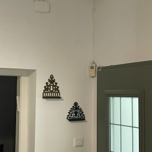 מצלמת אבטחה מותקנת בפינת תקרה בחדר