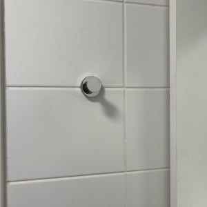 קיר אריחים עם ידית מתכת עגולה