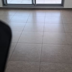 רצפה נקייה עם חלון זכוכית גדול