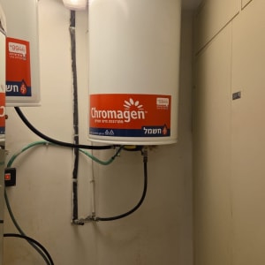 דוד שמש מותקן עם צינורות וחיבורים