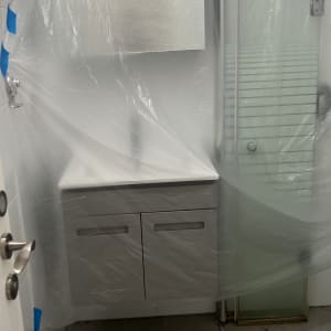 ארון אמבטיה מכוסה בניילון לקראת צביעה