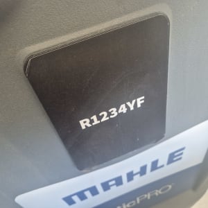 מכשיר עם כיתוב R1234YF ו-MAHLE