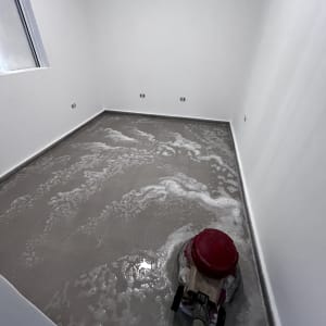 מכונת ניקוי על רצפה עם סבון בחדר ריק