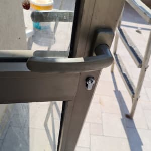 ידית דלת מתכת עם מנעול ומפתח