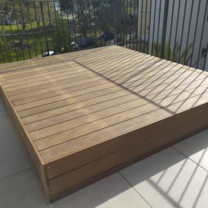 פלטפורמת עץ מוגבהת עם ברגים על מרפסת