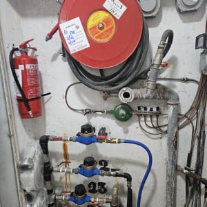 גלגלון כיבוי אש וצינורות במתקן כיבוי אש