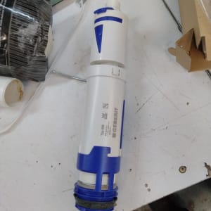 חלקי אינסטלציה וכלים על שולחן עבודה