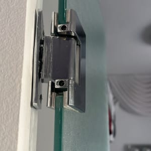 ציר מתכת לדלת זכוכית בחדר פנימי