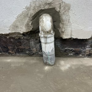 צינור אטום בקיר עם חומר איטום