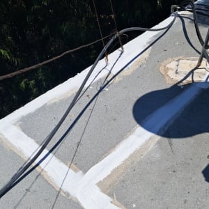 גג עם חומר איטום ודלי צבע