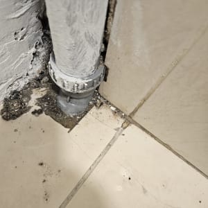 צינור מים עם סימני רטיבות על הרצפה