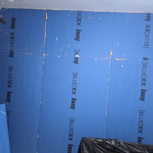 קיר גבס כחול עם לוגו קנאוף