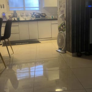 מטבח עם כלים על השיש ומכשירי חשמל