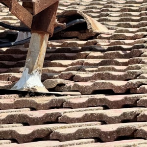 גג רעפים עם צינור מתכת חלוד וכבלים