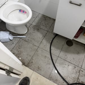 חדר שירותים