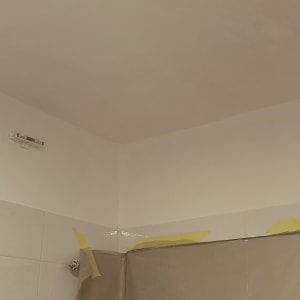 תקרה צבועה, נייר דבק צהוב, כיסוי מגן על קיר