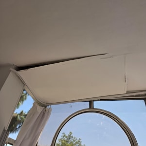 תקרה מתקלפת עם צורך בשיפוץ