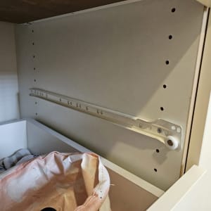 מסילת מגירה מותקנת בארון עץ לבן