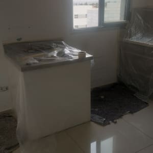 הכנה לצביעת חדר מרוהט ועיטוף הרהיטים בניילון הגנה