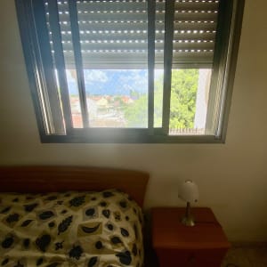 תריסים פתוחים למחצה עם אור חודר