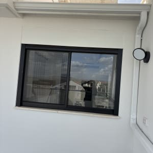 גג עם קורות מתכת ולוחות שקופים