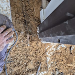 חפירה באדמה לחשיפת צינור דולף