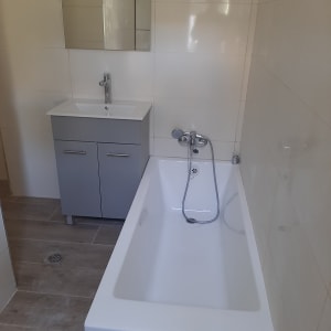 חדר אמבטיה עם כיור, ארון ומראה