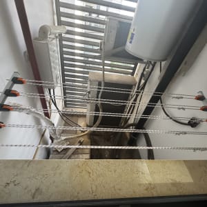 מתקן כביסה עם חבלים ומזגן על קיר חיצוני