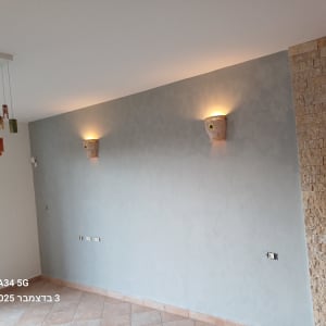 קיר צבוע עם תאורה דקורטיבית ועיצוב מודרני