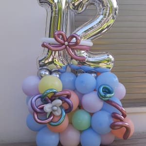 בלונים בצורת מספר 12 עם קישוטים צבעוניים