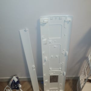 חלקי פלסטיק של מזגן מפורקים על הרצפה